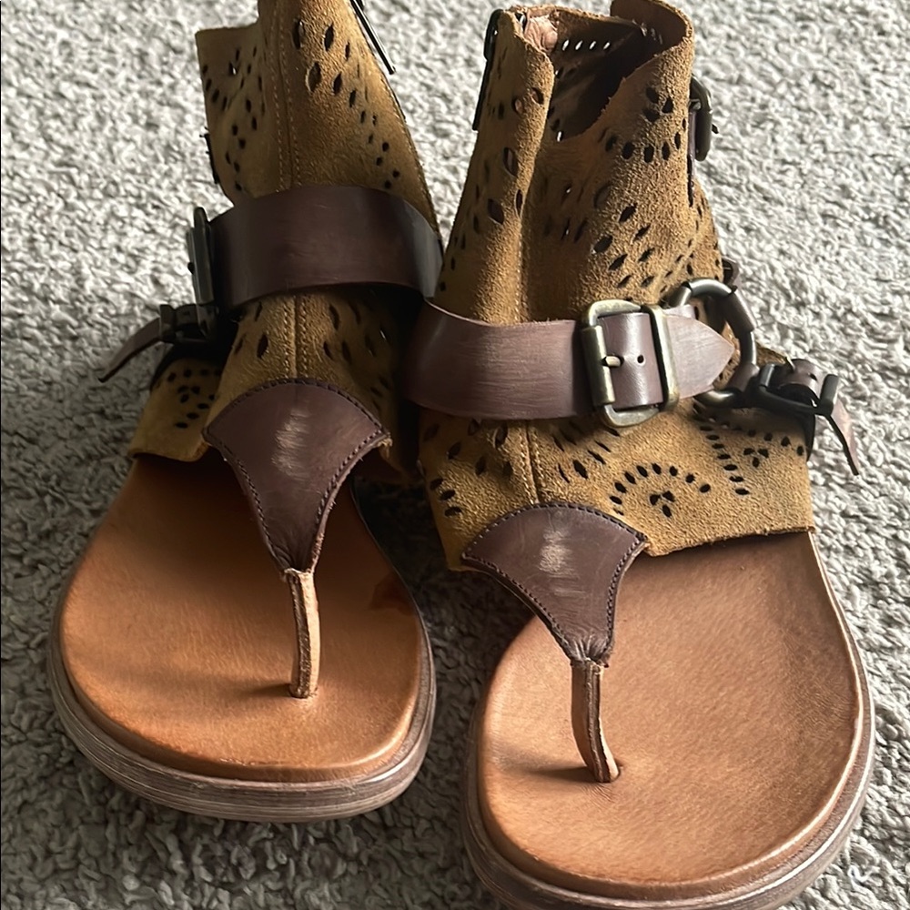 Leather sandals by Veracruz